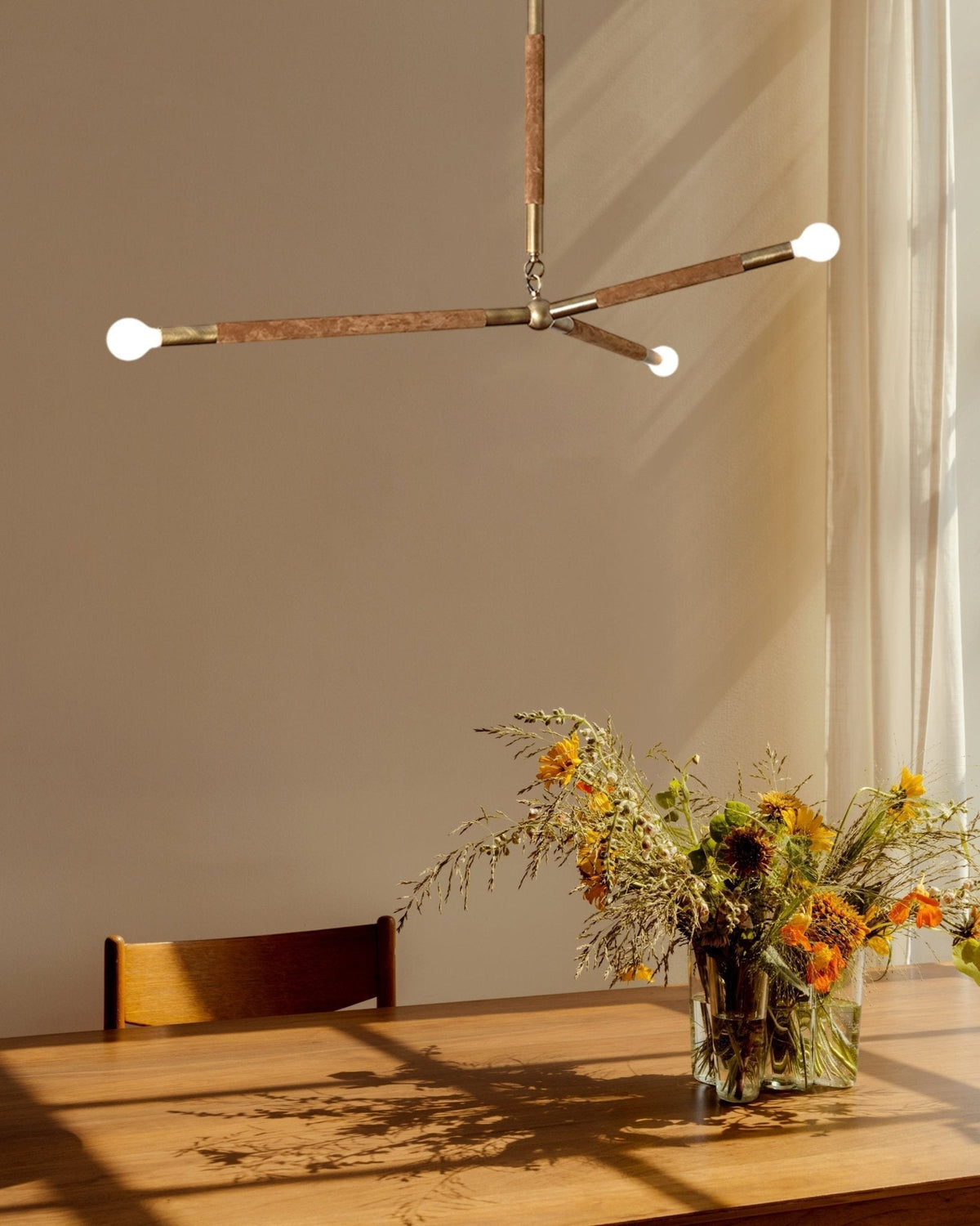 Solireon moderne kroonluchter met lineaire messing en leer