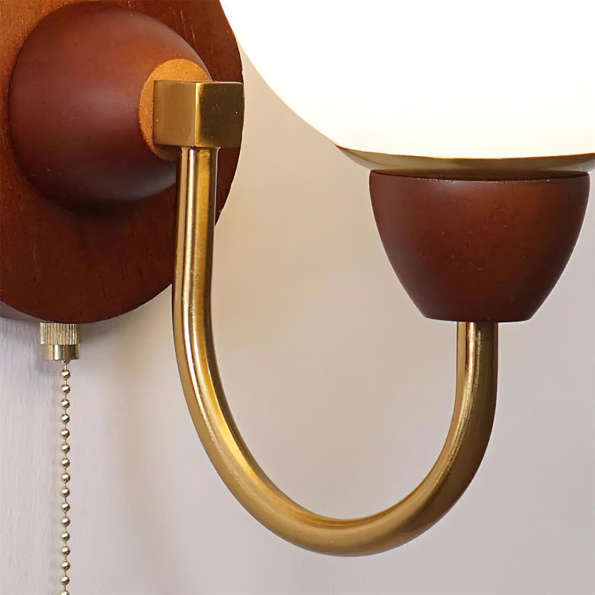 Rinielia wandlamp van walnoothout