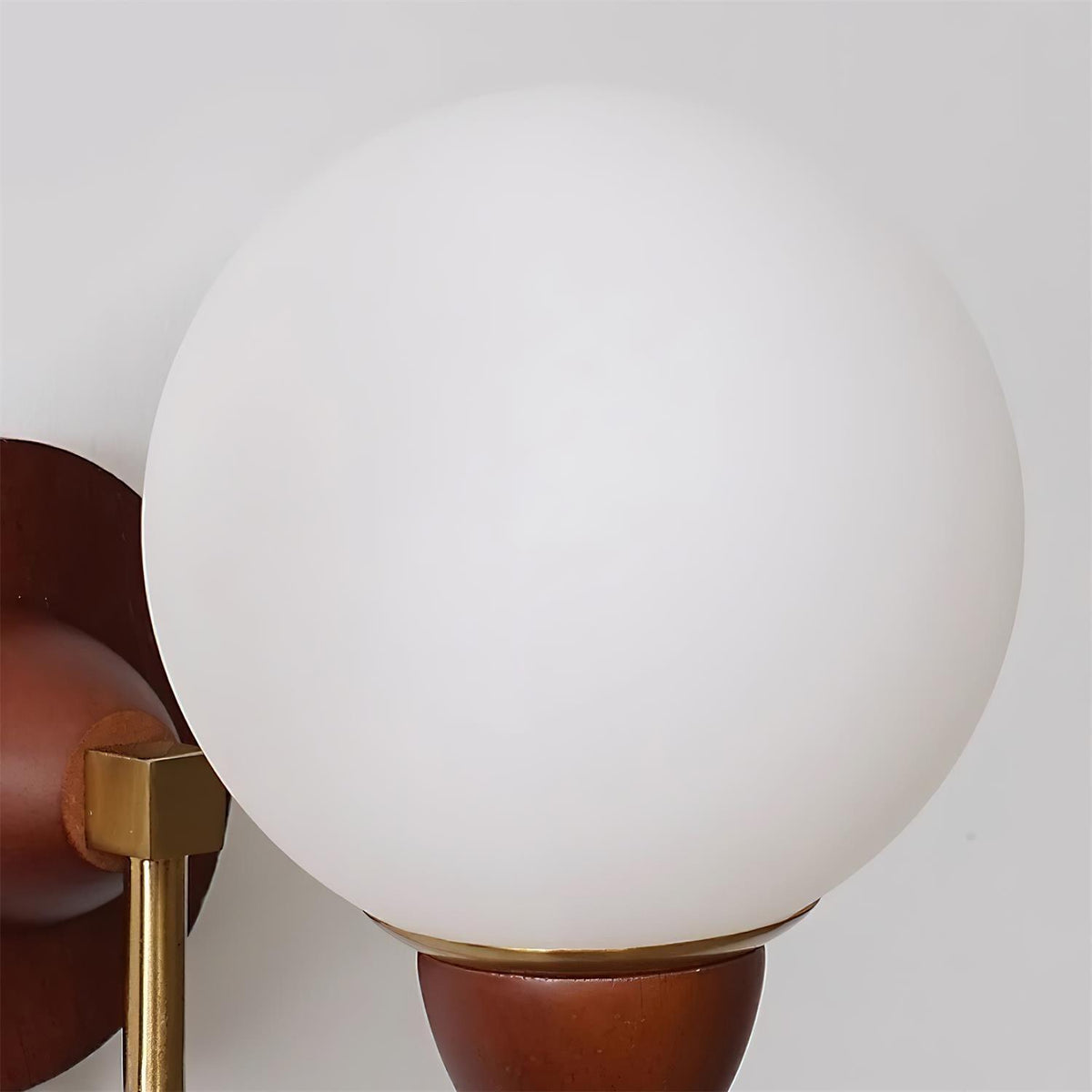 Rinielia wandlamp van walnoothout