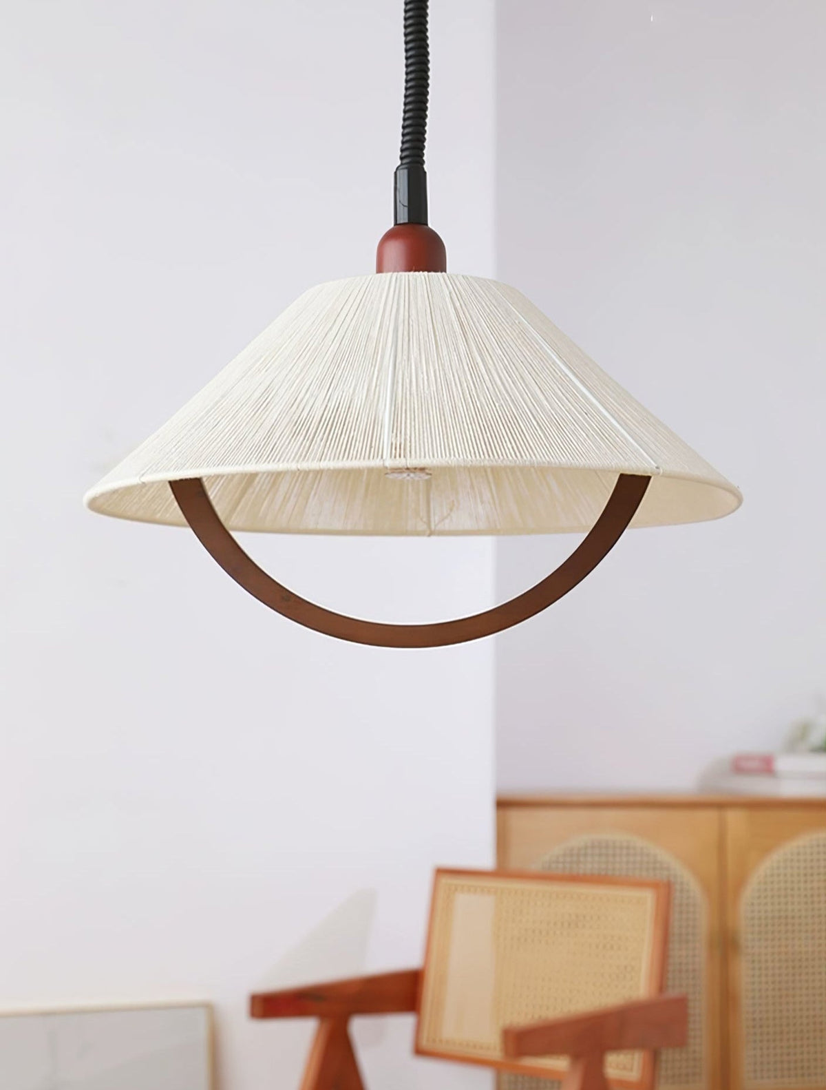 Reneria Minimalistische hanglamp van walnoot en beige