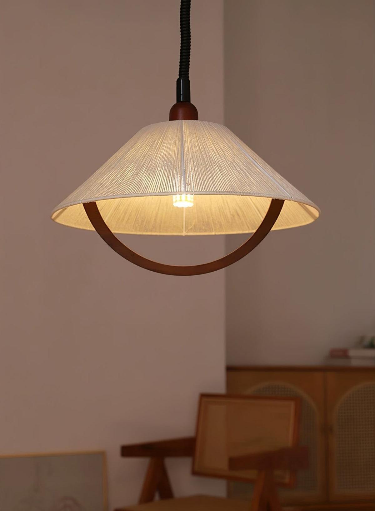 Reneria Minimalistische hanglamp van walnoot en beige