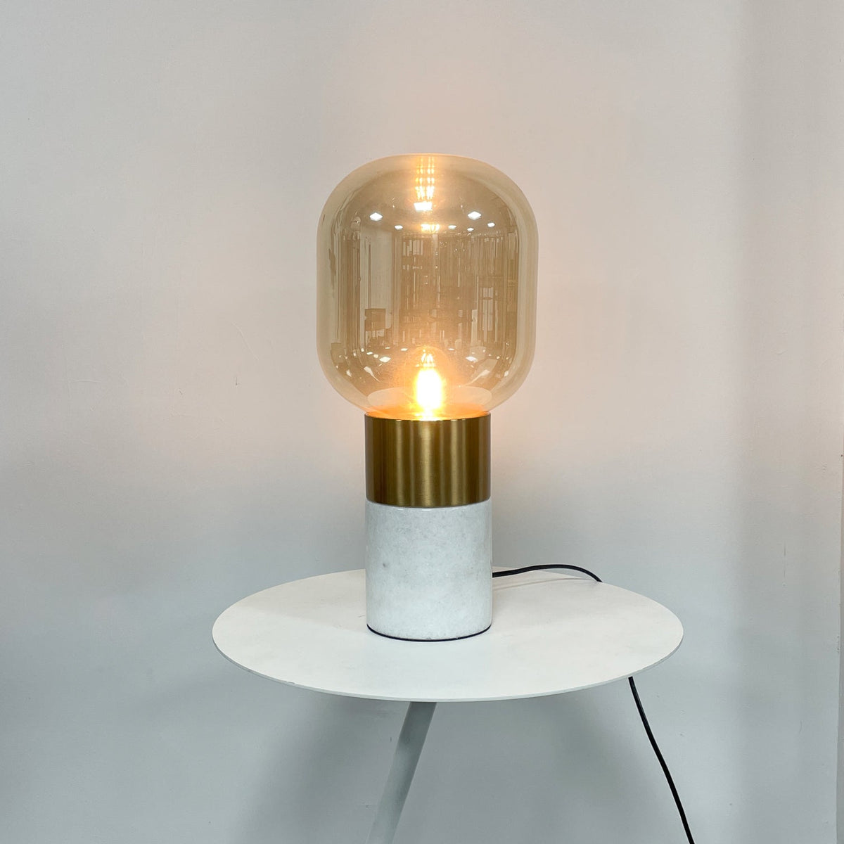 Aurdoren Minimalistische tafellamp met marmeren basis en cognac glas
